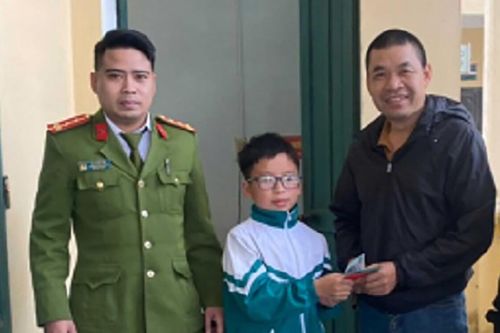 Nhặt được số tiền lớn trên đường đi học, nam sinh lớp 6 liền báo cô giáo chủ nhiệm và cái kết