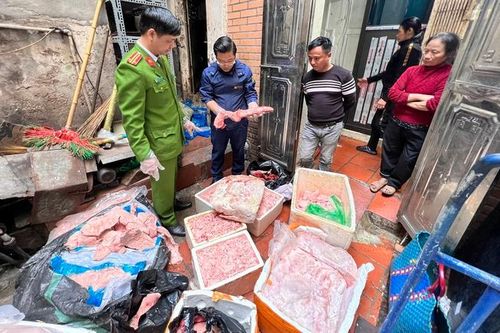 Phát hiện nầm lợn thối, mứt 'tương lai' dịp giáp Tết Nguyên đán