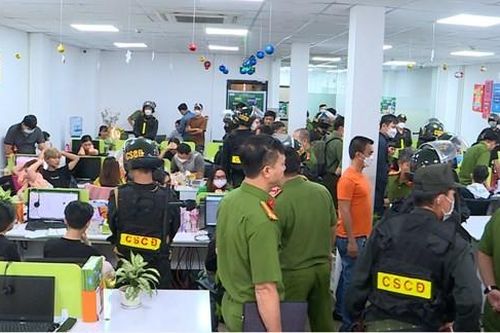 Đồng loạt đột kích 3 tòa nhà, tạm giữ 86 đối tượng lừa đảo qua mạng viễn thông