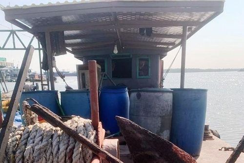 Quảng Ninh: Phát hiện tàu chứa hơn 700 lít dầu diesel không rõ nguồn gốc