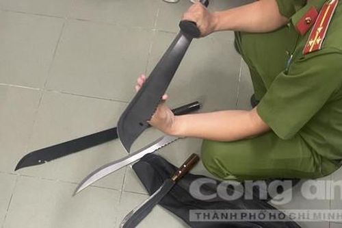 Mâu thuẫn lúc đá banh, nhóm học sinh vác hung khí chém 2 người bị thương