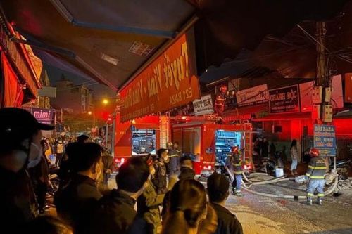 Cháy cửa hàng giày dép 2 tầng ở chợ Ninh Hiệp, Bắc Ninh
