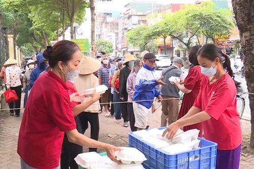 Người phụ nữ 20 năm phát cơm từ thiện