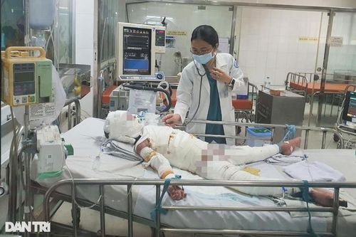 Tin 29/12: Người mẹ lấy da mình ghép cho con trai 5 tuổi bỏng thương tâm; thông tin mới nhất về cô gái xông vào bệnh viện nhờ cấp cứu