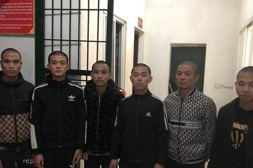 Hai nhóm hỗn chiến vì tranh giành gái dịch vụ