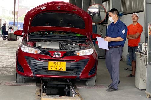 Tài xế ở TP.HCM than trời vì xếp hàng đăng kiểm nhiều ngày