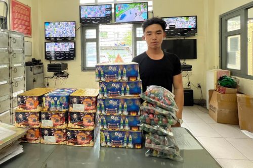 Thanh niên mang hơn 30 kg pháo nổ đi bán ở TP.HCM