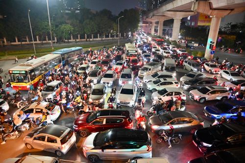 Đường phố Hà Nội trong ngày làm việc cuối năm 2022