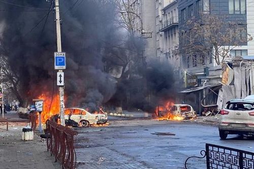 Lưới điện của Ukraine tê liệt sau loạt không kích lớn nhất của Nga
