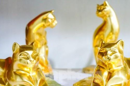 Chiêm ngưỡng linh vật mèo dát vàng 24k 'trình làng' Tết Quý Mão