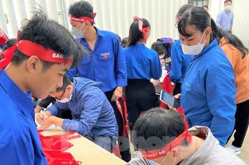 Chủ nhật Đỏ Tây Nguyên: Háo hức nhận thư pháp, viết cảm xúc thanh xuân