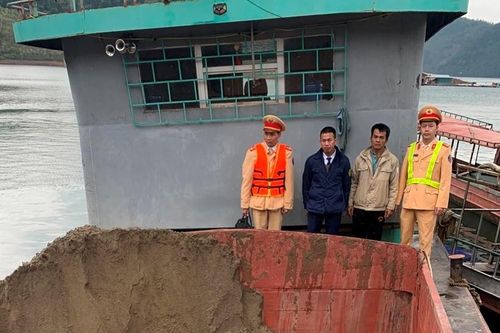 Trên đường đi tuần phát hiện tàu vận chuyển gần 25m3 cát trái phép