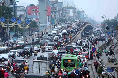 Ùn tắc trên nhiều tuyến đường Hà Nội trong ngày làm việc cuối năm 2022