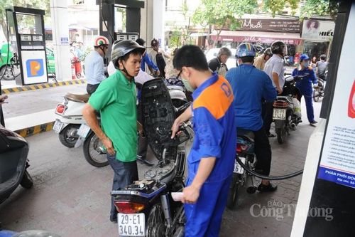 Từ ngày 1/1/2023, Chính phủ đề xuất áp dụng giảm thuế bảo vệ môi trường với xăng dầu xuống dưới mức sàn