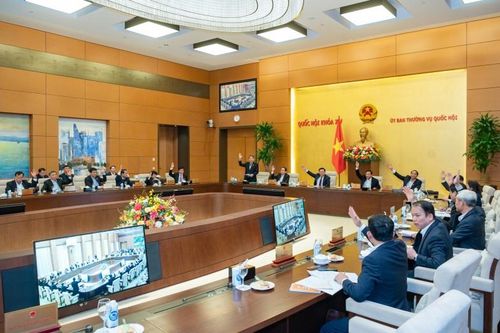 Thông qua Nghị quyết về mức thuế bảo vệ môi trường đối với xăng dầu áp dụng năm 2023