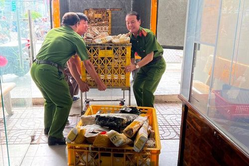 Công an An Giang tiếp nhận gần 300 bưu kiện, bưu phẩm chứa vũ khí, công cụ hỗ trợ
