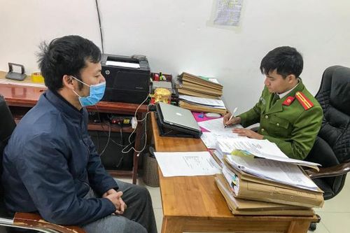 Khởi tố Phó GĐ Trung tâm Giáo dục đâm CSGT văng lên nắp capo rồi bỏ chạy