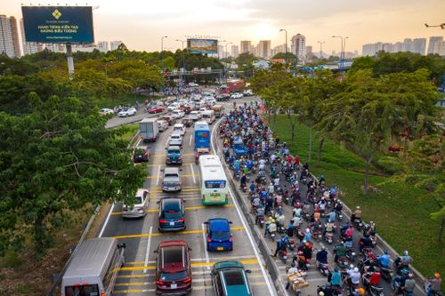 Cảnh kẹt xe triền miên tại nút giao An Phú