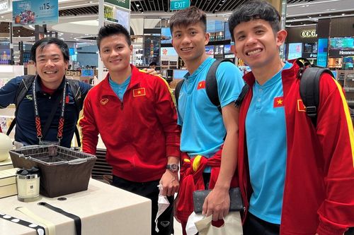 Tuyển thủ Việt Nam tranh thủ mua quà Singapore tặng người thân