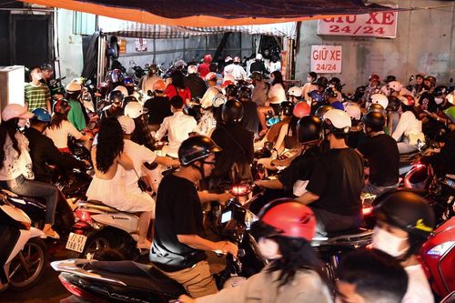 Trả tiền gấp ba, vẫn không gửi được xe để vào phố đi bộ Nguyễn Huệ