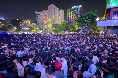 'Biển người' chào đón năm mới 2023 ở trung tâm TP Hồ Chí Minh