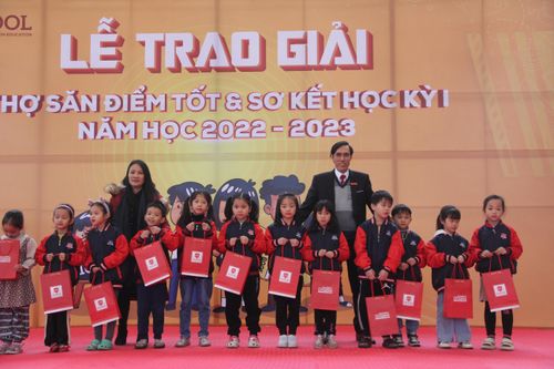 iSchool Hà Tĩnh trao giải cho các thợ săn điểm tốt