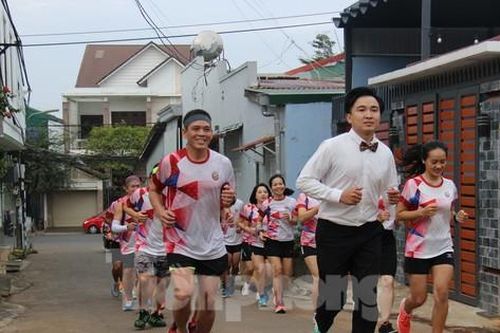 Chú rể cùng 30 người chạy bộ hơn 31 km đi đón dâu