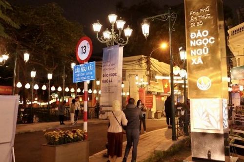 Phố ẩm thực đi bộ Đảo Ngọc - Ngũ Xã nhộn nhịp dịp cuối tuần