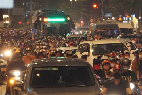 Người dân đổ về trung tâm đón năm mới 2023, kẹt xe khắp ngả đường TP.HCM