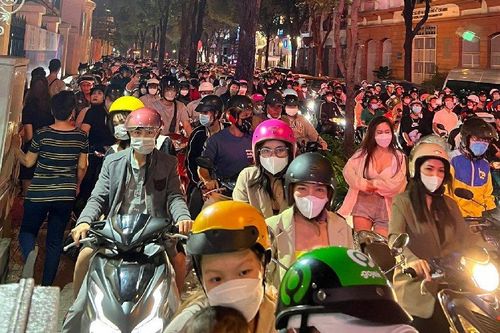 Trung tâm TP.HCM ken đặc người dân đổ về chờ đón năm mới
