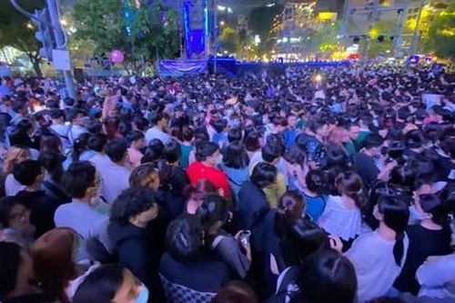 Phố đi bộ Nguyễn Huệ đông nghẹt người, chen nhau ngồi đợi countdown 2023