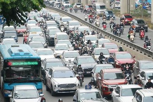 Trái ngược cảnh đường phố chật cứng người, các bến xe vắng vẻ dịp Tết Dương lịch