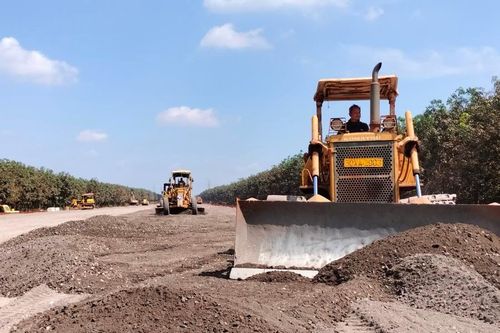 Cao tốc Phan Thiết - Dầu Giây hối hả thi công ngày đầu năm mới