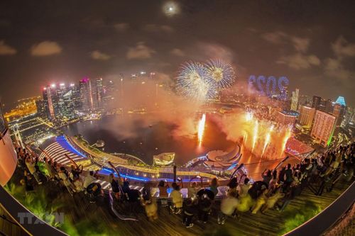 Nhiều nước bắn pháo hoa, trang hoàng đẹp chào đón Năm mới 2023