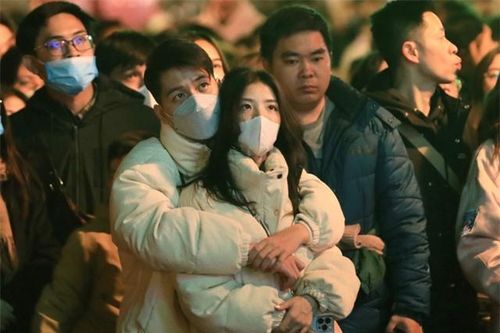 Người dân Thủ đô hứng khởi chào năm mới 2023