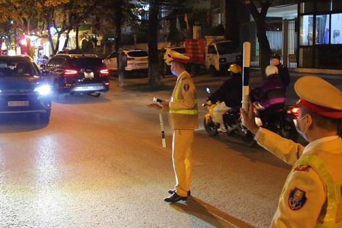 Rời cuộc liên hoan, lái xe 'thẫn thờ' nộp phạt 35 triệu đồng