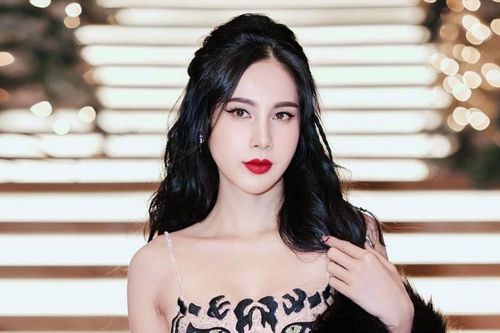 Trang phục rối rắm của Thủy Tiên