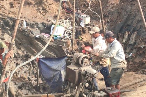 Tiếp tục phương án khoan nhồi, guồng xoắn để giải cứu cháu bé rơi xuống cọc bê-tông
