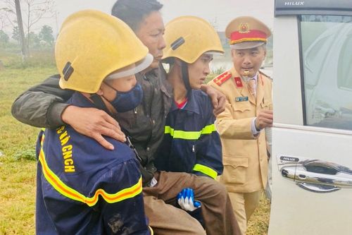 Thanh Hóa: Giải cứu hai người mắc kẹt sau tai nạn giao thông