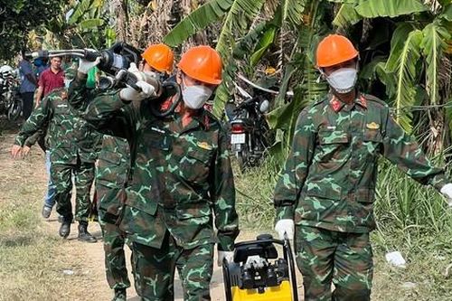 Vụ bé trai rơi xuống hố bê tông 35m: Lực lượng công binh vào cuộc giải cứu