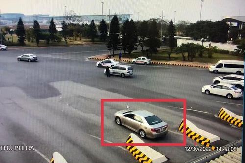 Chở gia đình khách Nhật 1km ở Nội Bài, tài xế xe dù thu 1 triệu đồng