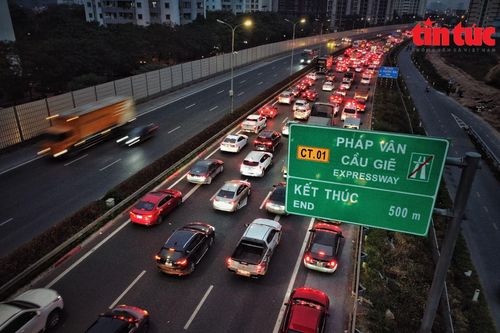Cuối kỳ nghỉ Tết Dương lịch 2023, các tuyến đường cửa ngõ Hà Nội lại ùn ứ kéo dài