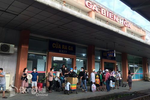 Lượng khách tại các bến xe, ga tàu tăng 30% so với ngày thường