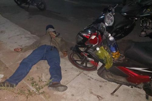 Nghi phạm giết người phụ nữ trong phòng trọ tự sát bên hè đường