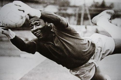 Chuyến lưu diễn khổ ải của Pele cùng Santos ở châu Âu