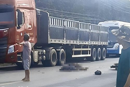 Xe máy va chạm, 2 người ngã xuống đường bị xe tải cán tử vong