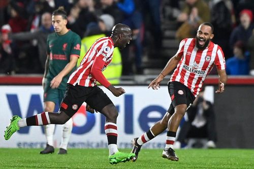 Liverpool thua sốc Brentford, MU hưởng lợi