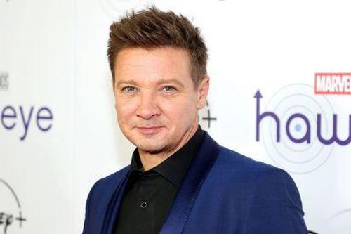 Tài tử Marvel Jeremy Renner vẫn đang trong tình trạng nguy kịch