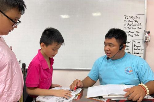 Lớp học dạy chữ, dạy cả cách mưu sinh của thầy Khải