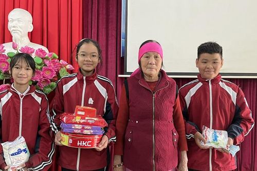 Ba học sinh cứu cụ bà dưới mương nước trong trời giá rét được tuyên dương